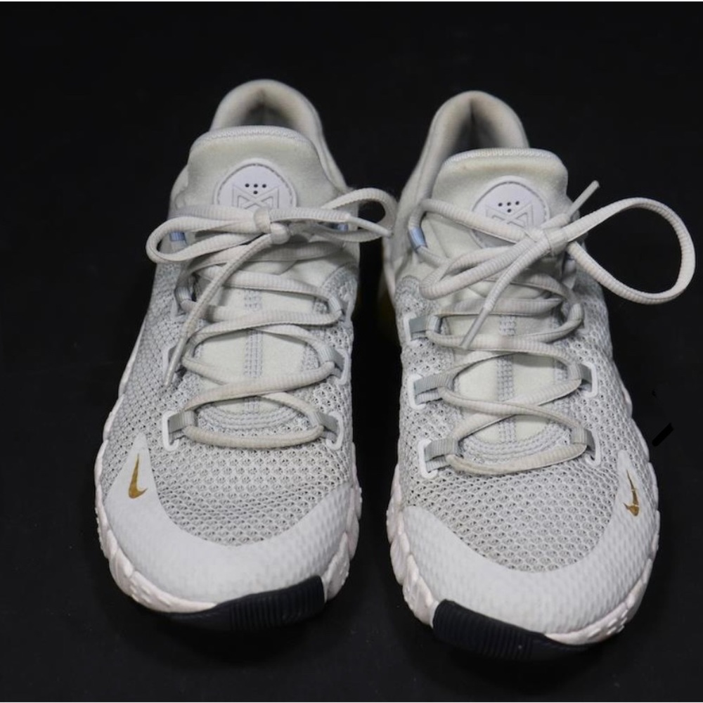 Nike Metcon 4 size 9 women’s. White/silver with gold.